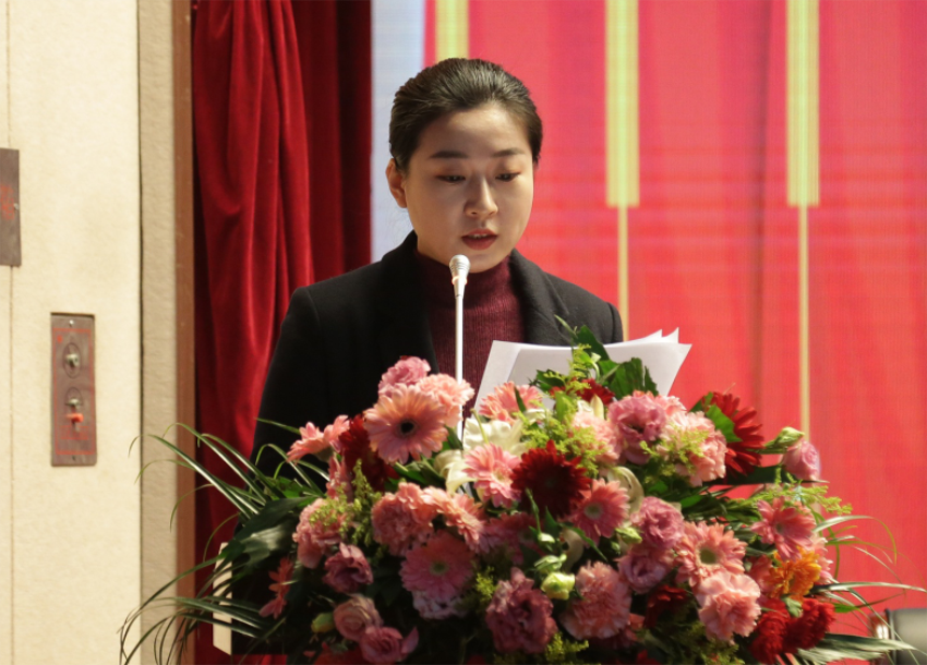 华体会线上平台,华体会（中国）第一届党委班子选举大会---于丽娜同志宣读大会关于通过党委和纪委报告的决议